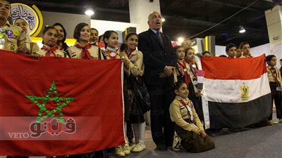 أطفال الكشافة يرفعون أعلام مصر والمغرب بمعرض الكتاب