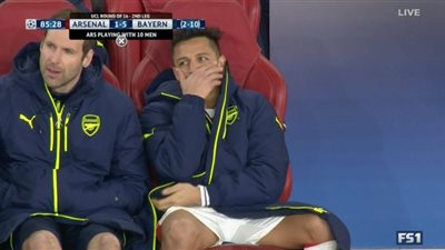 بالصور.. سانشيز يثير الجدل بالضحك بعد خماسية أرسنال