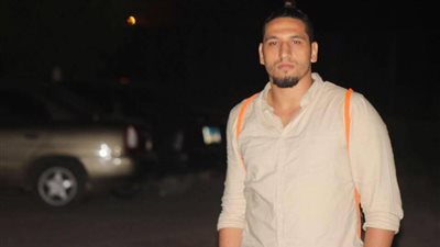 بالصور.. أدهم رمضان لاعب «الجودو» الهارب بائعا في سوبر ماركت