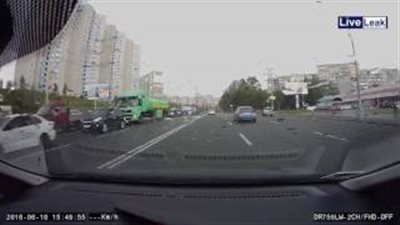 بالفيديو.. سائق يطير خارج سيارته عقب وقوع حادث على أحد الطرق