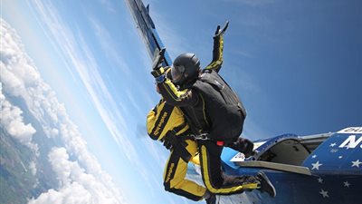 بالفيديو والصور.. رجل عمره 101 عام أكبر قافز بالمظلات في العالم