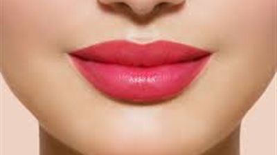 قناع السكر والعسل لتفتيح الشفاة وإزالة التشققات بها