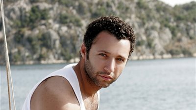 أحمد فهمى بعد الإفراج عنه: أخيرًا هنام فى بيتى