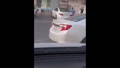 بالفيديو.. متسولة تستقل سيارة فاخرة بعد انتهاء عملها