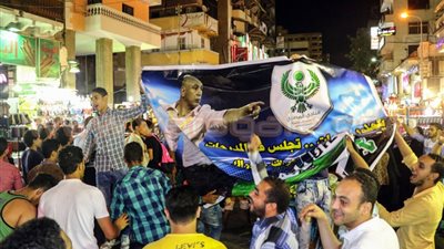 بالصور.. أهالي بورسعيد يوزعون الحلوى احتفالا بفوز المصري