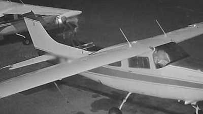 بالفيديو والصور.. لقطات صادمة لأطفال يدمنون شم وقود الطائرات