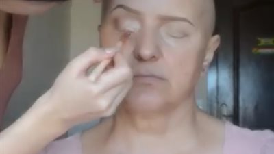 بالفيديو.. فتاة تحول والدتها المصابة بالسرطان لـ«حورية»