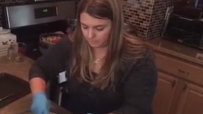 بالفيديو.. رد فعل فتاة تعد «ديك رومي» للطهي