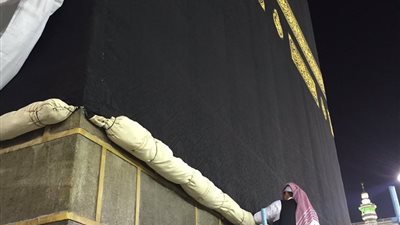 بالصور.. رفع كسوة الكعبة المشرفة 3 أمتار قبل موسم الحج
