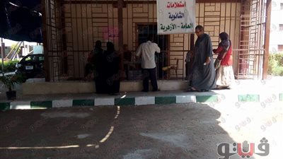 بالصور.. توافد الطلاب على مكتب الاستعلامات بجامعة القاهرة