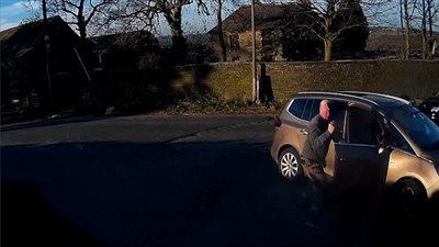 بالفيديو والصور.. غضب سائق ينسيه فصل فرامل سيارته