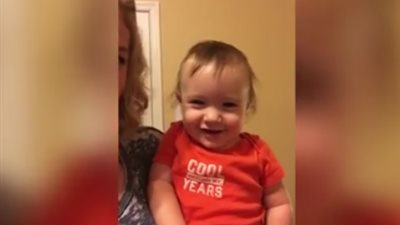 بالفيديو.. رد فعل طفلة تسمع «نكت» لأول مرة