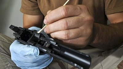 10 نصائح لحمايتك عند تنظيف سلاح ناري