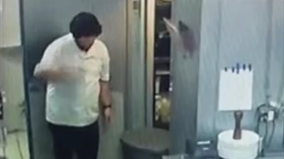 بالفيديو.. رد فعل عامل سقطت منه الأواني على الأرض