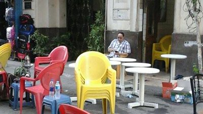 بالصور.. حى عابدين يغلق مقاهى مخالفة بشارع جواد حسنى