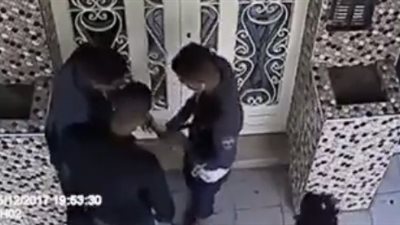 بالفيديو.. لحظة سرقة أب أمام منزله وأطفاله في المغرب