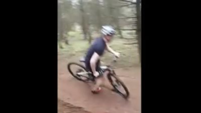 بالفيديو.. سقوط مروع لشاب يقود دراجة بخارية بسرعة جنونية