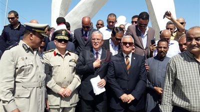 رئيس جامعة المنيا يشهد وضع الزهور على النصب التذكاري للجندي المجهول