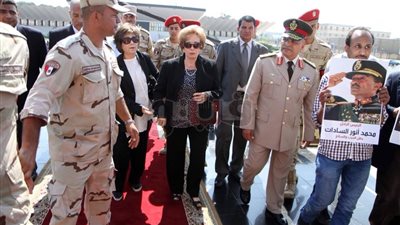 جيهان السادات تحتفل بذكرى نصر أكتوبر وسط المواطنين بالنصب التذكاري