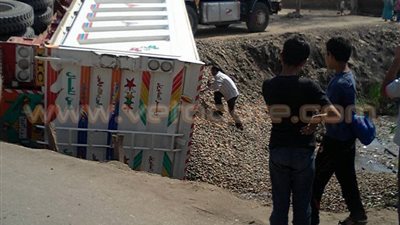 بالصور.. انقلاب سيارة نقل بالحسينية في الشرقية