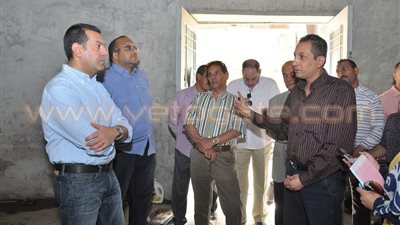 بالفيديو.. محافظ أسيوط يتفقد خزان مياه شرق وينتقد الشركات المنفذة