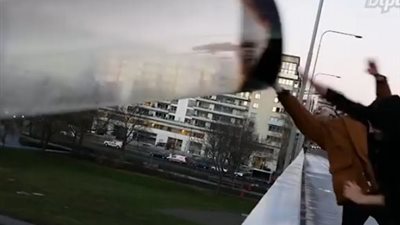 بالفيديو.. شابان يخوضان تحدي الزجاجة