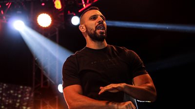 بالفيديو والصور.. زاب ثروت مفاجأة «كايروكي» لطلاب الكندية