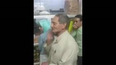 بالفيديو.. شحات مصري يثير غضب بائع وزبائنه بعلبة سجائر وسيارة
