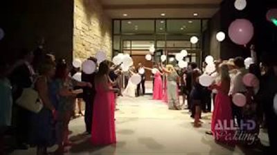 بالفيديو.. لحظة سقوط عروسين من سيارة الزفاف بطريقة مروعة