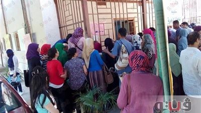 بالصور.. اصطفاف أولياء الأمور أمام مكتب الاستعلامات بجامعة القاهرة