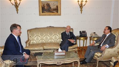 وزير الاتصالات يبحث مع نائب رئيس مجموعة أورانج خطط الشركة في مصر