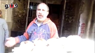 بالفيديو.. مواطن أمام مخبز بالوراق: «5 أرغفة لا يكفوا لإشباعي»