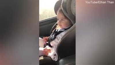 بالفيديو والصور.. طفلة تنتظر اللحظة المناسبة للرقص تشعل «يوتيوب»