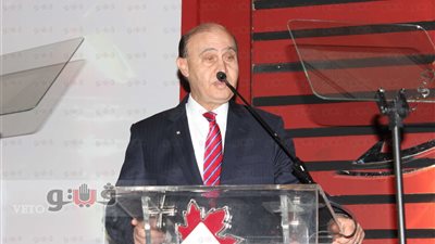 مميش ينفي توقف حركة الملاحة بقناة السويس