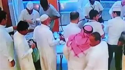 بالفيديو.. لصان يسرقان مسنا بطريقة ماكرة داخل مطعم بالسعودية