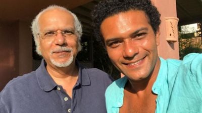 آسر ياسين: «مفيش أحلى من قعدة الصبحية مع أبويا»
