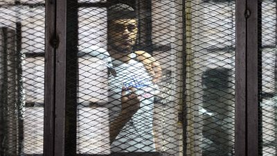 أحد متهمى «اغتيال النائب العام» يكتب كلمة «مظلوم» على ملابسه