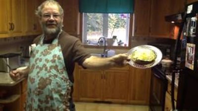 بالفيديو.. رجل يتعرض لموقف محرج أثناء إعداد الطعام