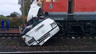 بالصور.. قطار يدهس حافلة تعطلت أمامه ويقتل 21 شخصا