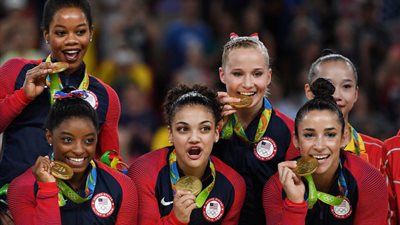 بالصور.. السر وراء عض الفائزين بـ«الأوليمبياد» ميدالياتهم