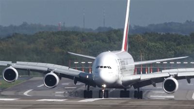 بالفيديو والصور.. طيار ينقذ طائرة متأرجحة من هبوط مروع بفعل الرياح