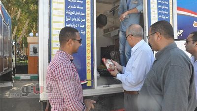 بالصور.. محافظ الوادي يتابع سيارات بيع السكر المدعم