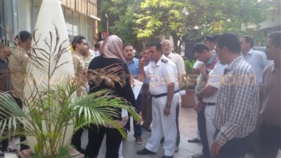 غلق 23 مقهى مخالفا والتحفظ على 500 كرسى و300 شيشة بالمعادى