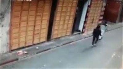 بالفيديو.. لحظة سرقة لص رجلا في وضح النهار وأمام المارة