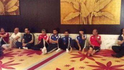 لاعبو المنتخب يؤدون صلاة الجمعة ببرج العرب