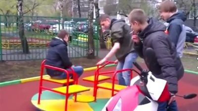 بالفيديو.. شباب يقدمون على تصرف جنوني في حديقة أطفال