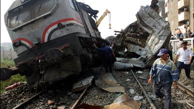 النيابة تعاين موقع حادث قطار مزلقان «أرض اللواء»