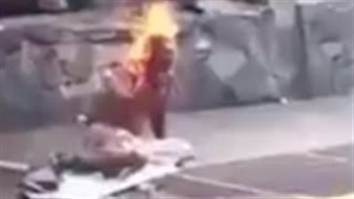 بالفيديو.. إشعال النيران في جسد «حرامي» بالشارع