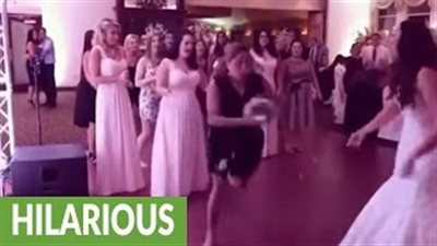 بالفيديو.. صديقة العروس تضع فتاة في موقف محرج بسبب باقة الورد