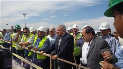 بالصور.. محلب يتفقد مشروع قناطر أسيوط وطريق الهضبة